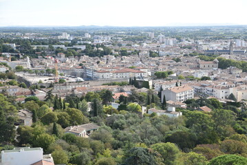 Vue sur la ville de Nîmes en été. France - obrazy, fototapety, plakaty