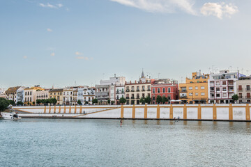 Flussufer am Guadalquivir in Sevilla mit Blick auf Triana am Abend, Europa, Spanien
