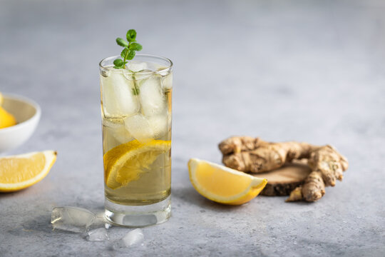 jus frais d&eacute;toxication fait maison gingembre citron menthe gla&ccedil;ons