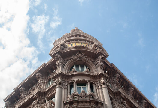Bari, Palazzo Mincuzzi vista frontale, Puglia, Sud, Italia, storico edificio commerciale, decorazioni liberty, capitelli ionici, cupola,