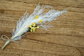 木目とプリザーブドフラワー、パンパスグラス、ドライフラワー