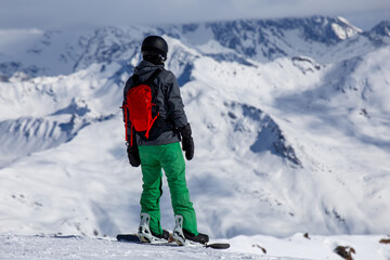 Fototapeta na wymiar Nahaufnahme von einem Snowboarder auf der Piste (Davos, Schweiz)