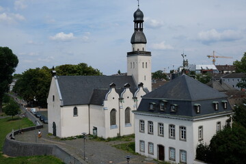 FU 2020-07-19 Rhein 403 Neben der Kirche steht ein weißes Gebäude mit schwarzem Dach