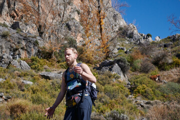 Naklejka premium A beautiful shot of tourists in mountains
