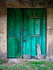 Puerta de madera verde antigua