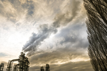 Industrie business cheminée usine fumée co2 carbone environnement 
