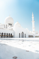 Sheikh Zayed Grand Mosque in Abu Dhabi, UAE © Sabr6/Wirestock