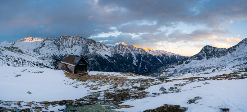 Panoramic view of the cottage high in the mountains. Villacher H&uuml;tte It is idyllically located on a beautiful runway at 2,194m with a grand view of the present-day massif. Hochalmspitze im Maltatal 