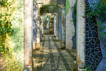 Obraz premium Wall and stone arches decorated with colorful broken tiles