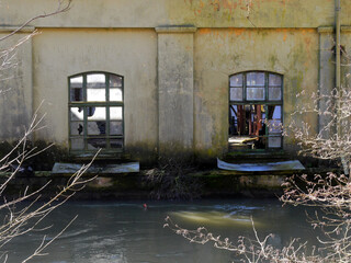 Fenster in erlassenem Presswerk am Obergraben der Lenne – zwischen Werdohl und Altena - Lost Place