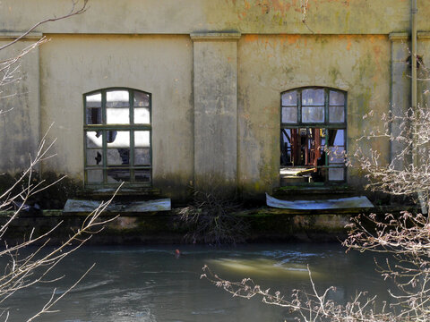 Fenster in erlassenem Presswerk am Obergraben der Lenne &ndash; zwischen Werdohl und Altena - Lost Place