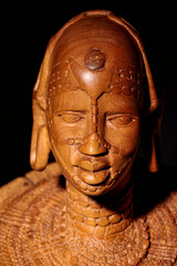 Fototapeta na wymiar afrikanische holzbüste kunst von kenia aus iroko hartholz geschnitzt
