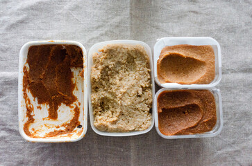 複数の味噌の種類　米味噌、麦味噌