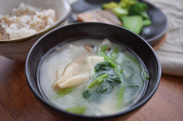 しめじと小松菜の味噌汁