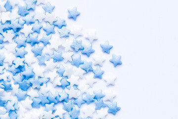 hellblaue und weiße Zuckersterne