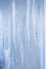glaçons en forme de stalactites en hiver
