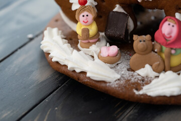 Lebkuchenhaus - Verziert mit Zuckerguss und verschiedenen Dekor - Figuren