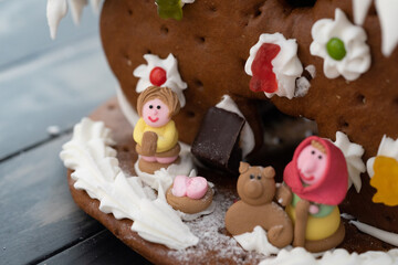 Lebkuchenhaus - Verziert mit Zuckerguss und verschiedenen Dekor - Figuren