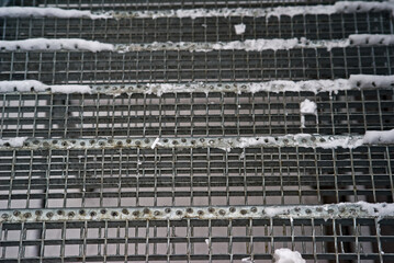 Ażurowe schody ze stali ocynkowanej , kratka , struktura , tekstura . Openwork stairs made of galvanized steel, lattice, structure, texture.  - obrazy, fototapety, plakaty