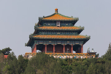 Eine dreistöckige traditionell chinesische Pagode, geziert mit Säulen einem chinesischen...