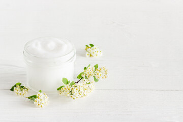 Obraz na płótnie Canvas White spa medical herbal cosmetic with blossoms flowers