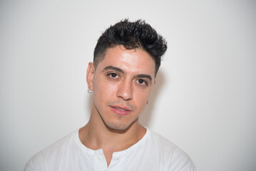 Fototapeta premium nice guy, dark-haired, white test, white t-shirt, looking straight ahead, neutral background