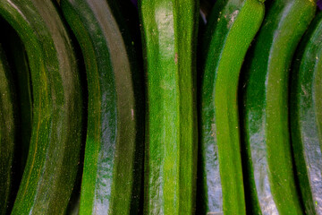 Obraz na płótnie Canvas młoda cukinia, Młoda cukinia zebrana wiosną, Cukinia w pudełkach / young zucchini, Young zucchini harvested in spring, zucchini in boxes
