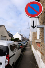 Voitures garées dans une rue de Vannes en Bretagne avec un panneau de signalisation routière...