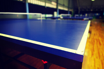 卓球台のドラマティックな風景