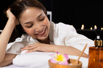 Obraz na płótnie Canvas An Asian girl smile look at ingredient and relax in spa salon