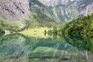 Gespiegelter Alpensee