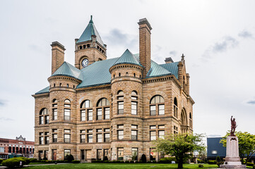 Hartford City, Indiana, United States - May 8th, 2021: A view of the courthouse in Hartford City, Indiana. - obrazy, fototapety, plakaty