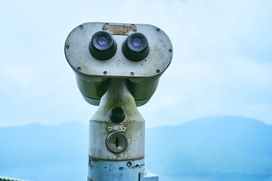 Coin-operated binoculars