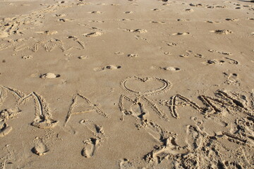 maman écrit sur le sable fête des mères