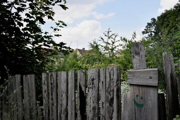 Naklejka premium wooden fence and sky