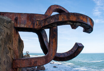 Fototapeta premium El Peine deL viento, sculpture à San Sebastina (Donostia) - Espagne