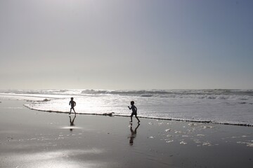 enfants qui courent sur la plage