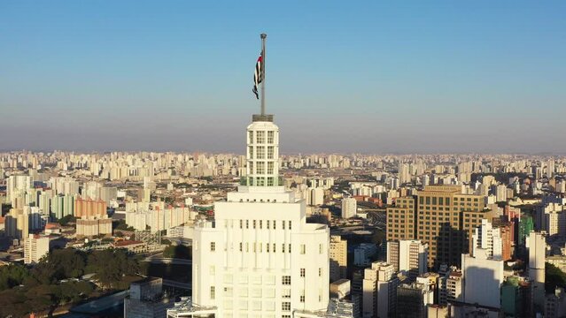 Pr&eacute;dios no centro antigo de S&atilde;o Paulo, com detalhe da bandeira do estado.