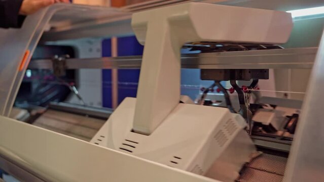 Manufacture of knitwear, modern flat Knitting Machine