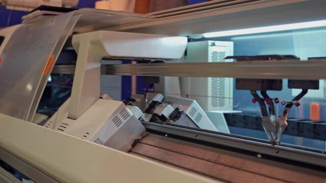 Manufacture of knitwear, modern flat Knitting Machine