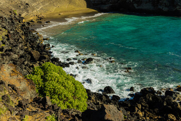 Obraz premium The Green Sand and Mahana Bay, Papakolea Beach, Hawaii Island, Hawaii, USA