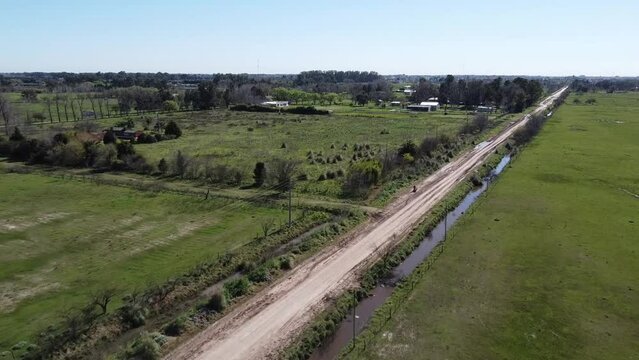 Camino rural y moto viajero - Argentina