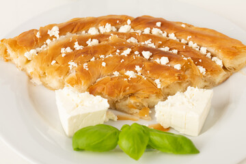 Schafskäse Schnecke angerichtet auf einem weißen Teller.