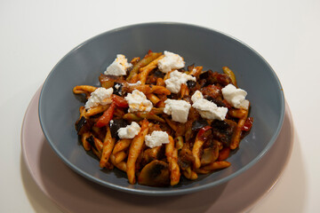 pasta con tomate verduras y quesos