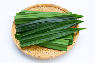Obraz premium Fresh pandan leaves in bamboo weave plate on white background.