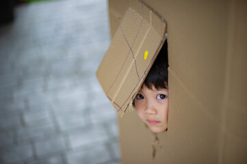 Fototapeta na wymiar child in the delivery box, hidden kid