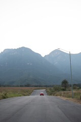 Coche en camino hacia las montañas.
