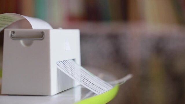 家の中でシュレッダーで紙ファイルを切断する様子