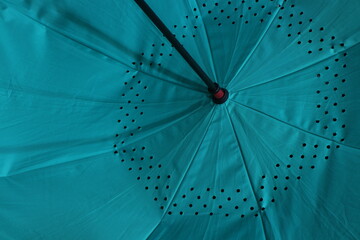 red and green umbrella, there​ is​ a​ heat​ shield​ under​neath​ with​ cool​ing​ holes.