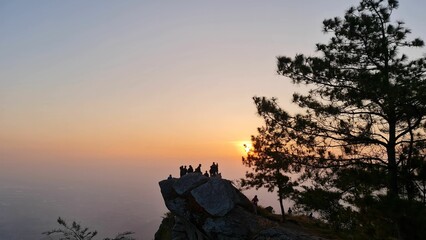 A viewpoint, a rocky cliff protruding like a bird. There is a large pine on the right. On Khao...